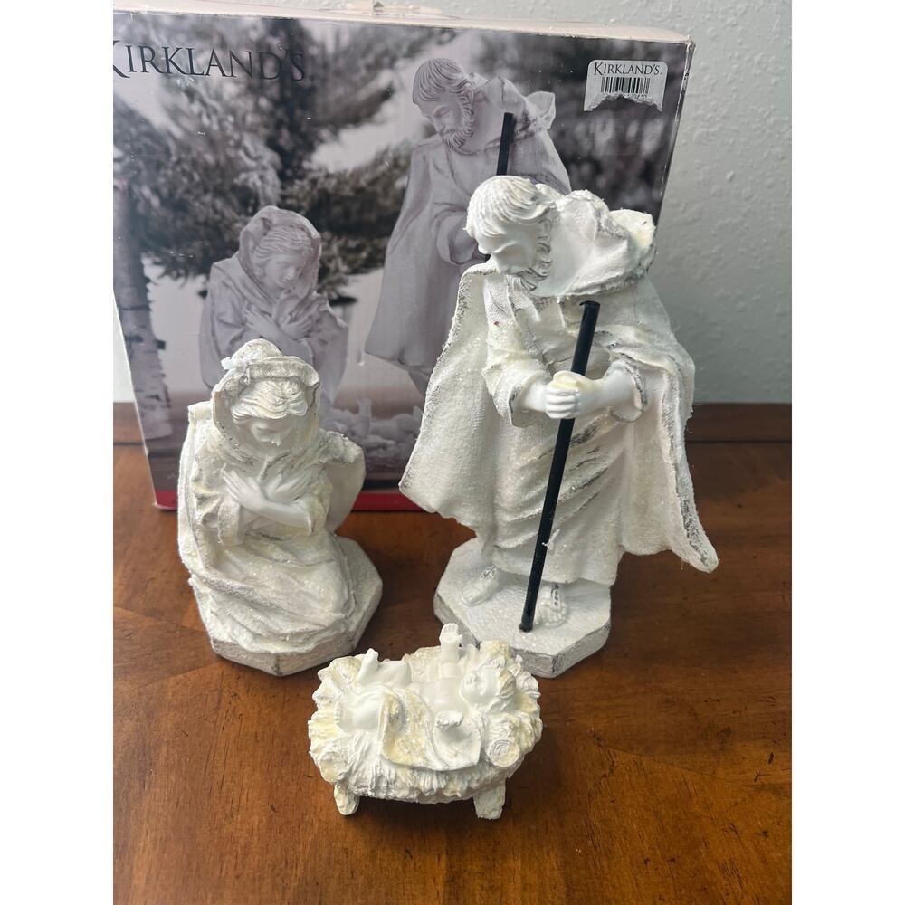 White glittery 3 piece Nativity Scene - Picture 2 of 10